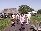 Wycieczka, 26.05.2007 - Lednica
Ostrw Lednicki. Wykopaliska archeologiczne pocztkw pastwa polskiego. - 056_najedzona_wycieczka.JPG$